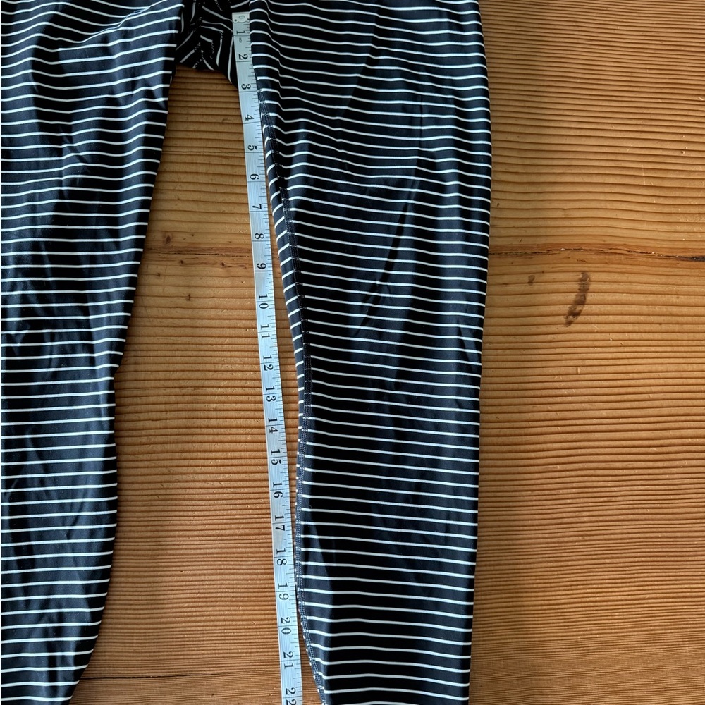 Lululemon Black & White Leggings - Picture 4 of 7